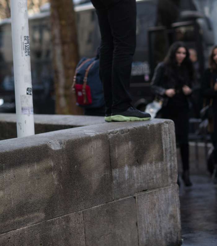 تنورة متوسطة الطول مع معطف طويل في الشوارع الباريسية خلال اليوم الأول من أسبوع الموضة الباريسي
