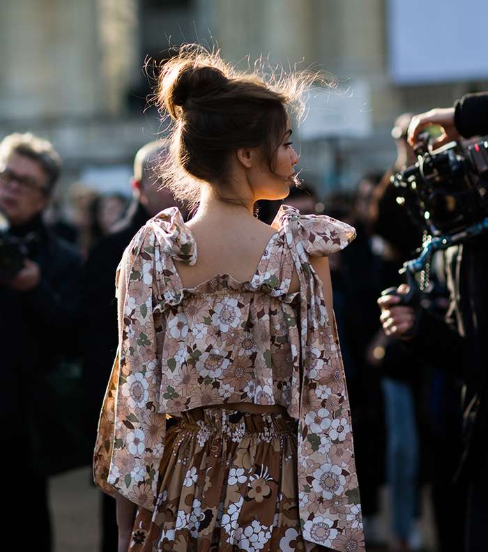 اطلالة بالاقمشة المطبعة بالزهور في شوراع باريس