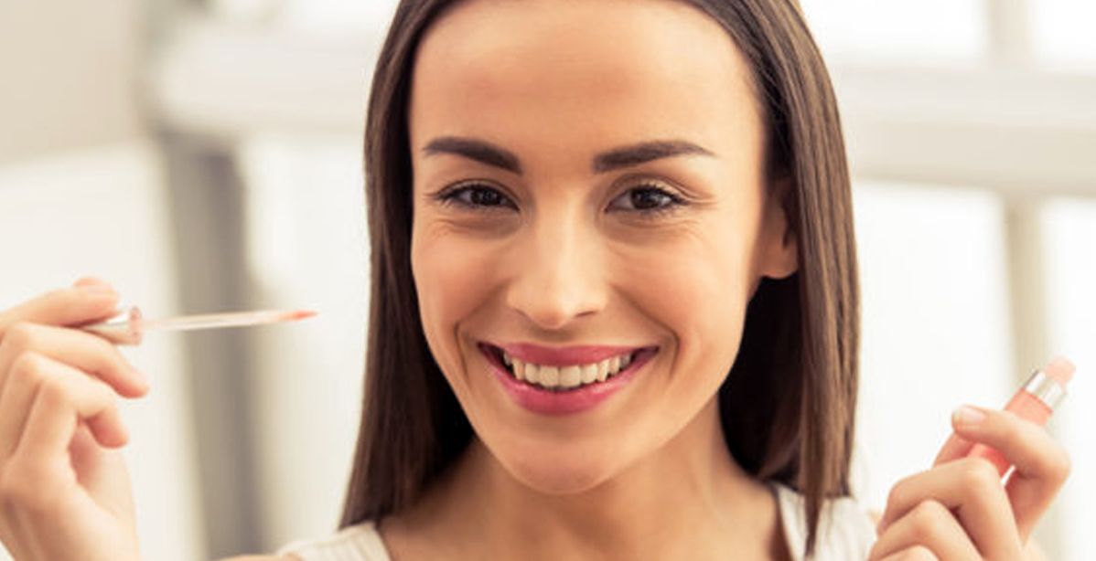 5 اشياء عليك معرفتها قبل تطبيق احمر الشفاه اللامع