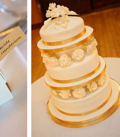 وشرائط الساتان الذهبيّة محيطة بكعكة الزفاف وعلب الضيافة