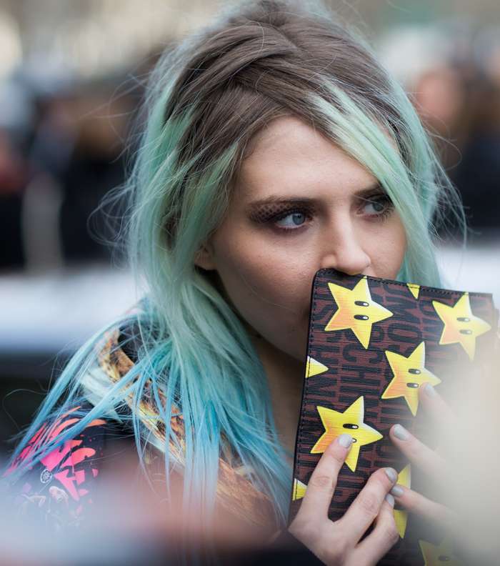 حقيبة Moschino المطبعة بالأشكال الملونة في الشوارع الباريسية في اليوم السابع من أسبوع الموضة
