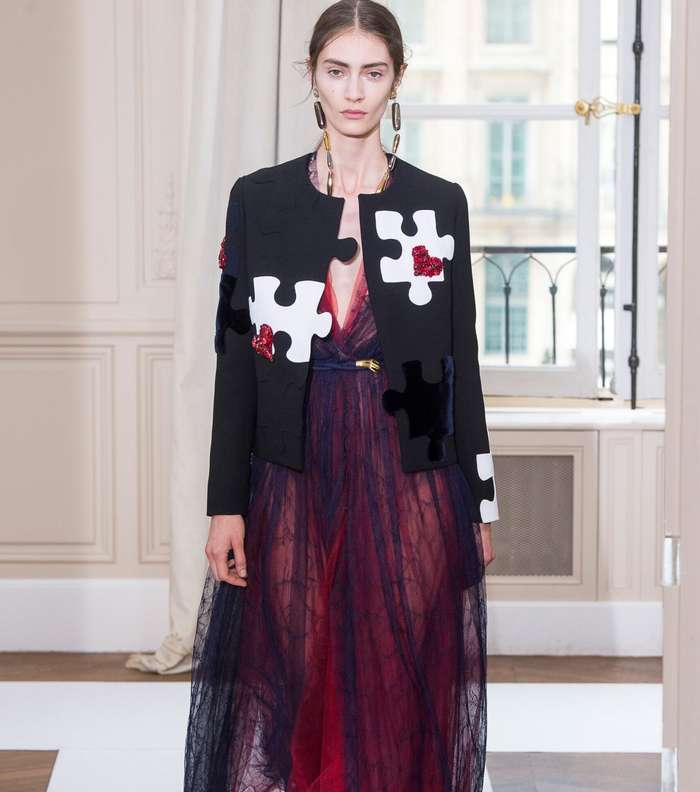 فستان التول وفوقه السترة القصيرة من شياباريلي لشتاء 2018