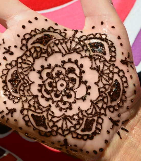 نقش الحنة في كف اليد