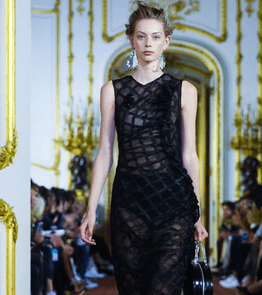 موضة الفساتين المشبكة اي بقماش الـ Mesh الشفاف من Simone Rocha