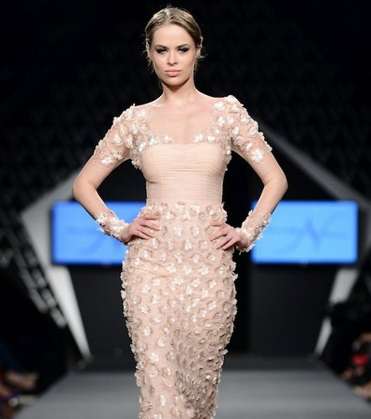 موضة الأكمام الطويلة تظهر على الساحة من جديد 