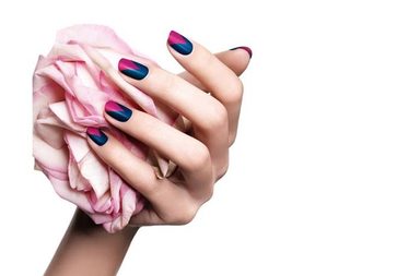 كيف تنسقين طلاء أظافرك مع ماكياجك؟ 