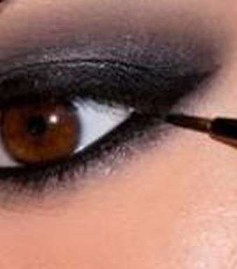 تطبيق مكياج عيون بالصور خطوة خطوة