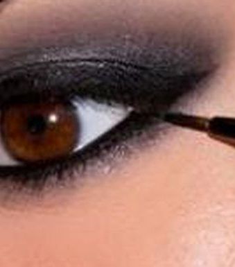 تطبيق مكياج عيون بالصور خطوة خطوة