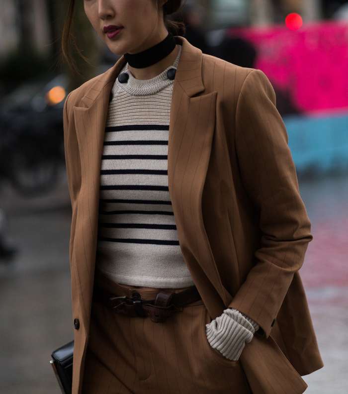 بدلة مقلمة أنيقة وراقية  في شوارع باريس في اليوم الثالث من أسبوع الموضة