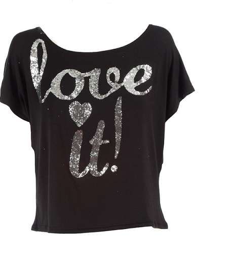 من صيحات صيف 2014، القمصان المطبّعة بالشعارات، فاختاري وشماً من Instant 24 بالشعار ذاته