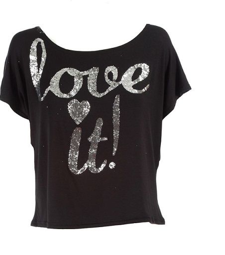 من صيحات صيف 2014، القمصان المطبّعة بالشعارات، فاختاري وشماً من Instant 24 بالشعار ذاته