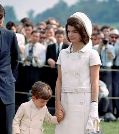 إطلالة مميّزة لجاكي أو وإبنها