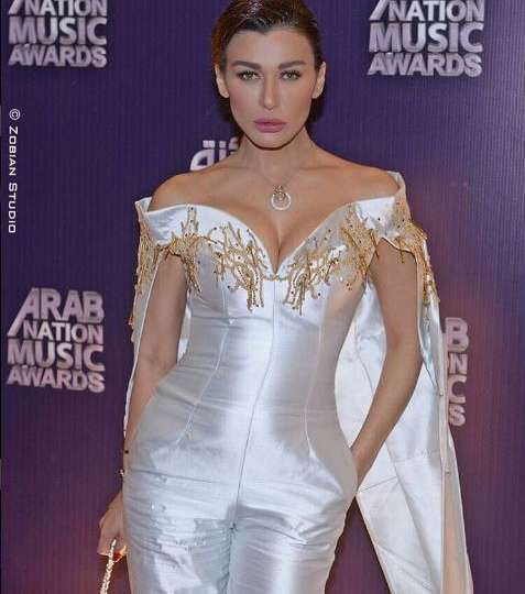 نادين الراسي بجامبسوت حريري مع قصة المشلح على الاكتاف في حفل جوائز الموسيقى العربية