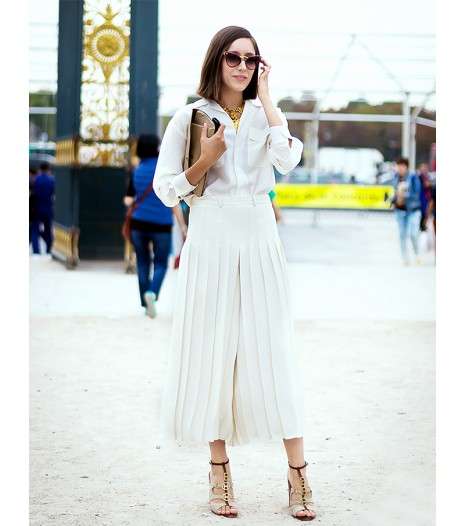 نسّقي القميص بأزرار مع التنورة المثنية متوسّطة الطول