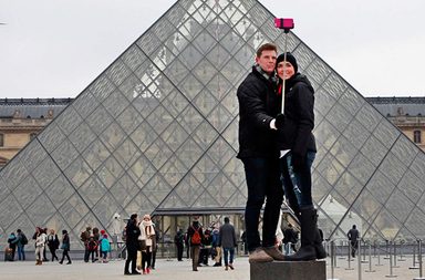 إستخدام عصا السيلفي ممنوع في متاحف نيويورك