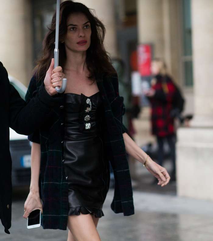 موضة الفستان الجلدي القصير في شوارع باريس في اليوم الثالث من أسبوع الموضة