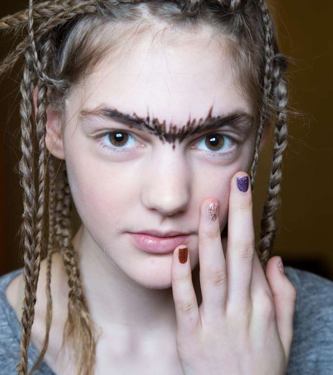 الغرابة الرفيقة الدائمة لأظافر Vivienne Westwood