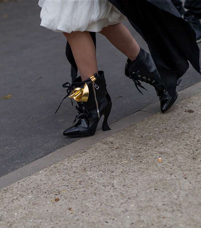 تعرفي على صيحات موضة الاحذية من الشوارع الباريسية