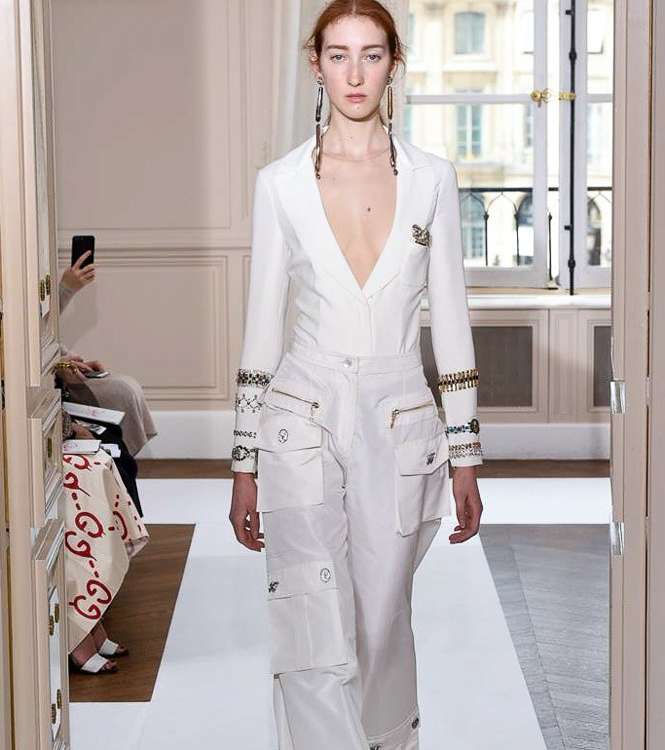 السروال الواسع مع الجيوب الكبيرة مع السترة الضيفة تحته من شياباريلي لشتاء 2018