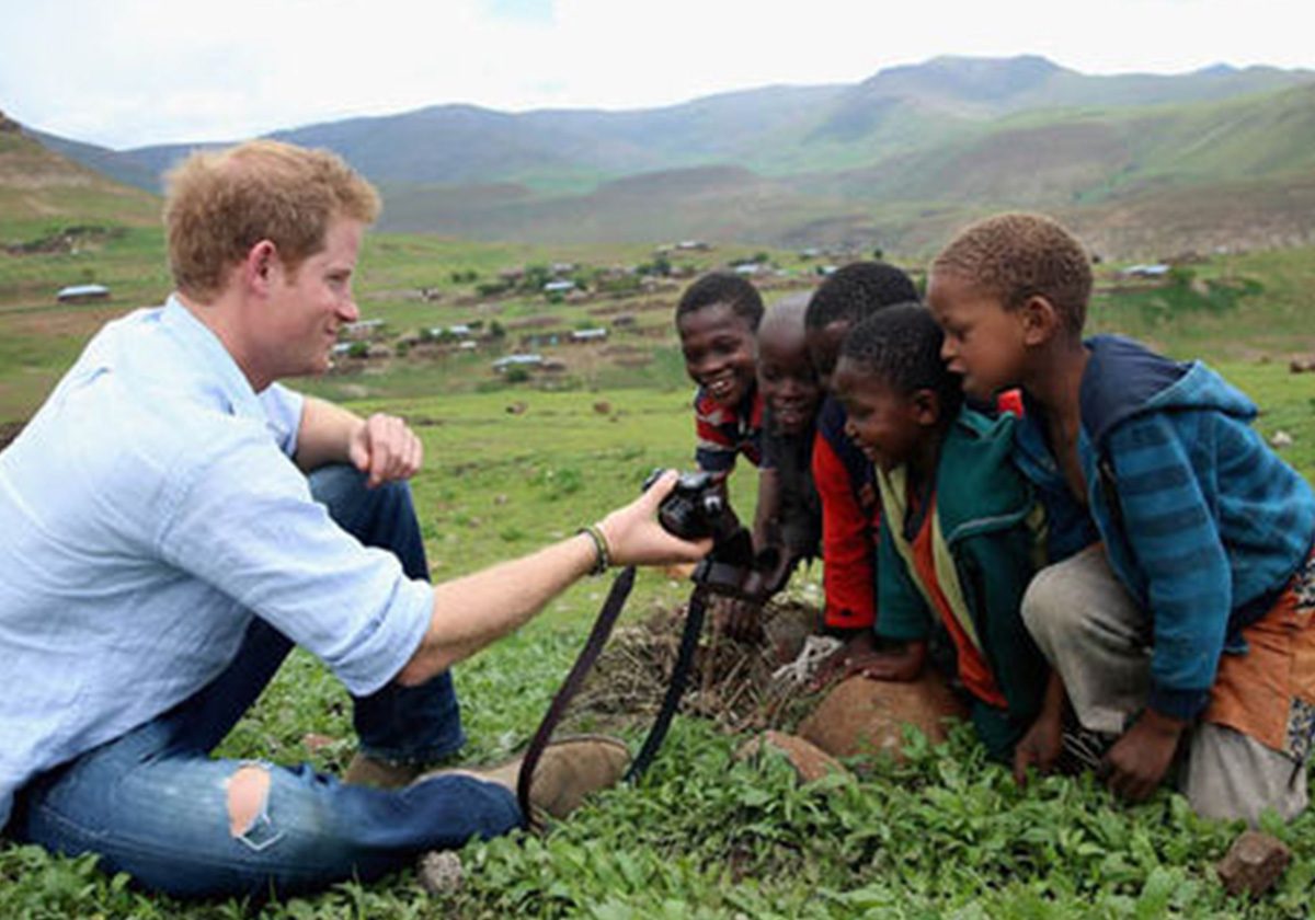 هاري خلال إحدى زياراته إلى بوتسوانا