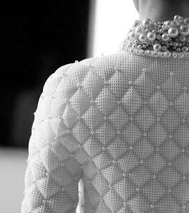 إطلالات تضج بالرقي والأناقة مع سترات دار CHANEL