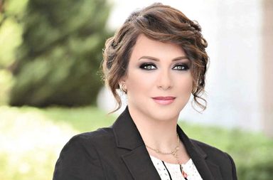 قُبلة سلاف فواخرجي تثير الجدل وهكذا ردّ زوجها على من انتقدها