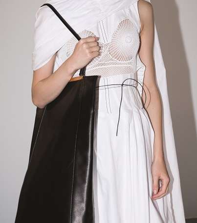 موضة الحقيبة الكبيرة المستطيلة من مجموعة سيلين لصيف 2017