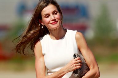 الملكة ليتيسيا تعتمد موضة الحذاء الـ PVC