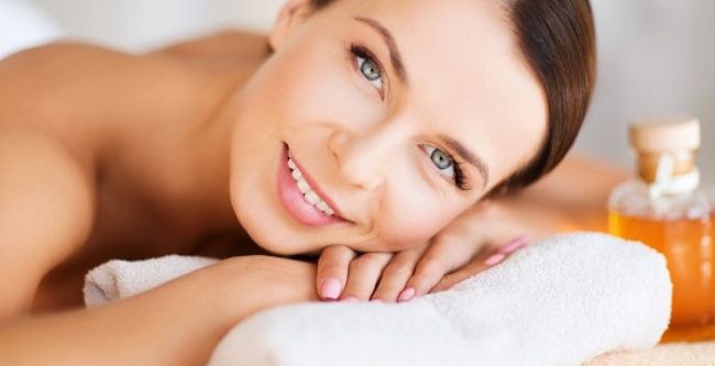 ما لا تعرفينه عن فوائد زيت اللوز المر للمنطقه الحساسه