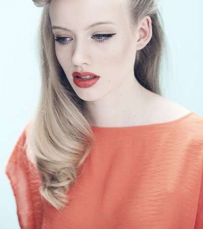 الشعر ملفوف الأطراف لإطلالة مكتملة 