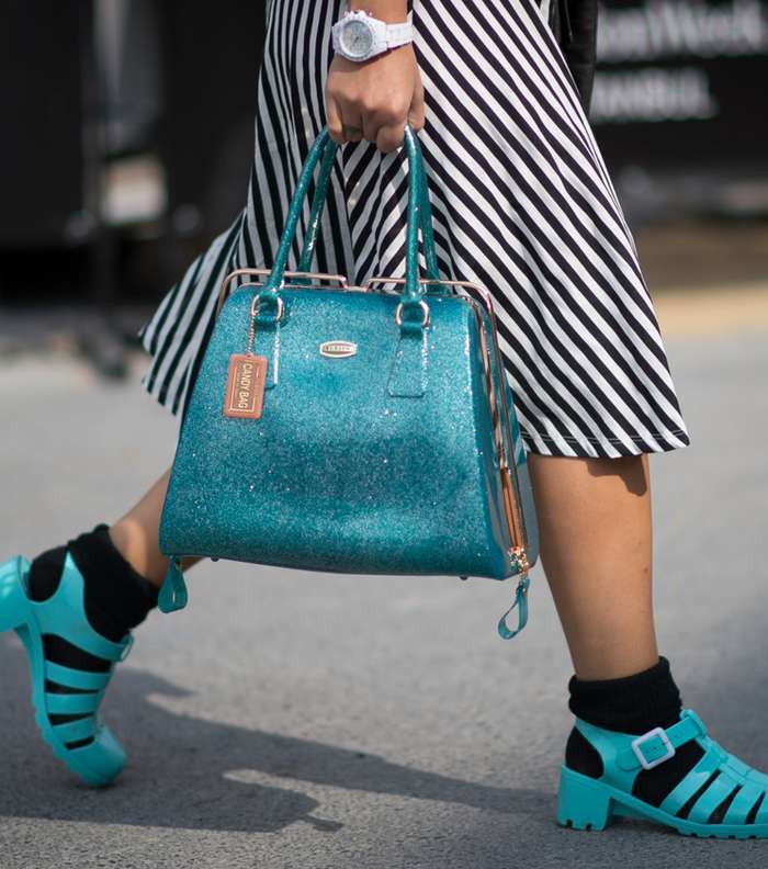 اكتشفي موضة احذية الصنادل البلاستيكية Jelly shoes