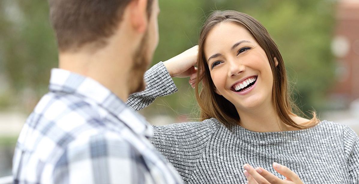 اكتشفي تأثير ضحكة المرأة على الرجل