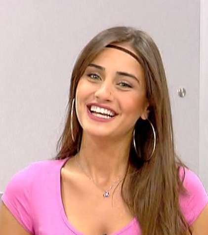 إيميه الصياح لا تتخلى عن موضة رباط الشعر