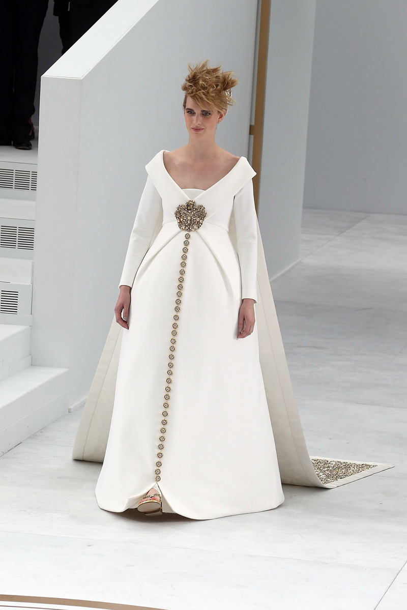 مفاجأة أسبوع باريس: عروس CHANEL الحامل