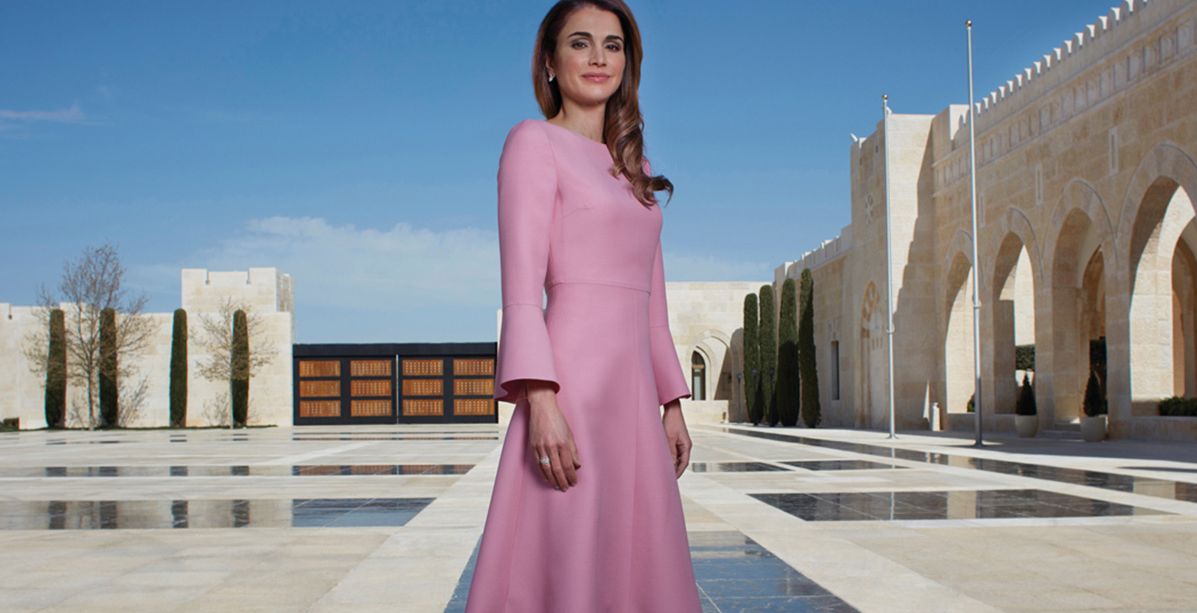 الملكة رانيا بالفستان الزهري المحتشم للوك ملكي