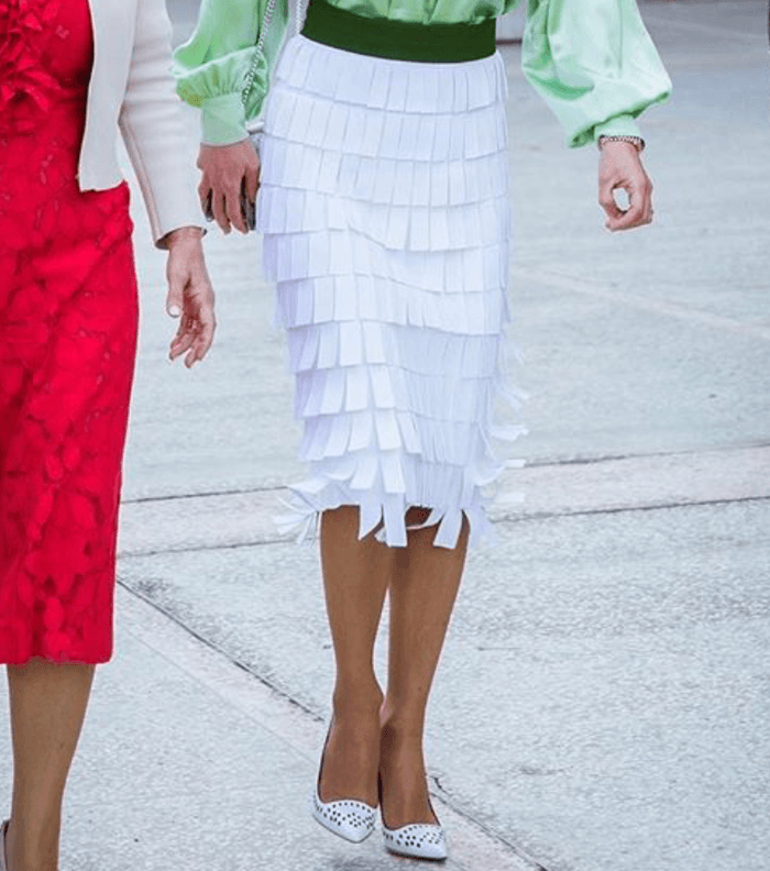 الملكة رانيا تعتمد موضة التنورة السكيني بطبقات من الشراريب مع التوب الحريرية المنسدلة
