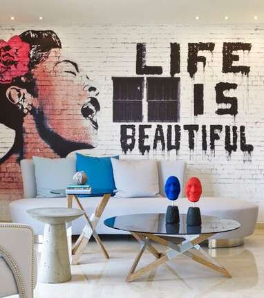 الحياة حلوة، نظرة فيك فانليان للحياة مترجمة في تصاميمه