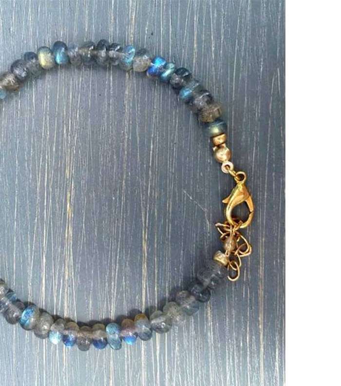 اكسسوار لليد بالخرز الأبيض