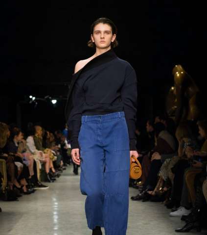 الجينز بقصة الـ Culotte مع التوب بقصة الكتف الواحد من Burberry لشتاء 2018