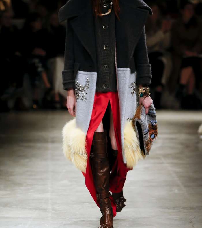 كنزة الكارديغان الصوفية مع المعطف المطبع والصوفي والمزين بالريش في اسفله من برادا لشتاء 2018