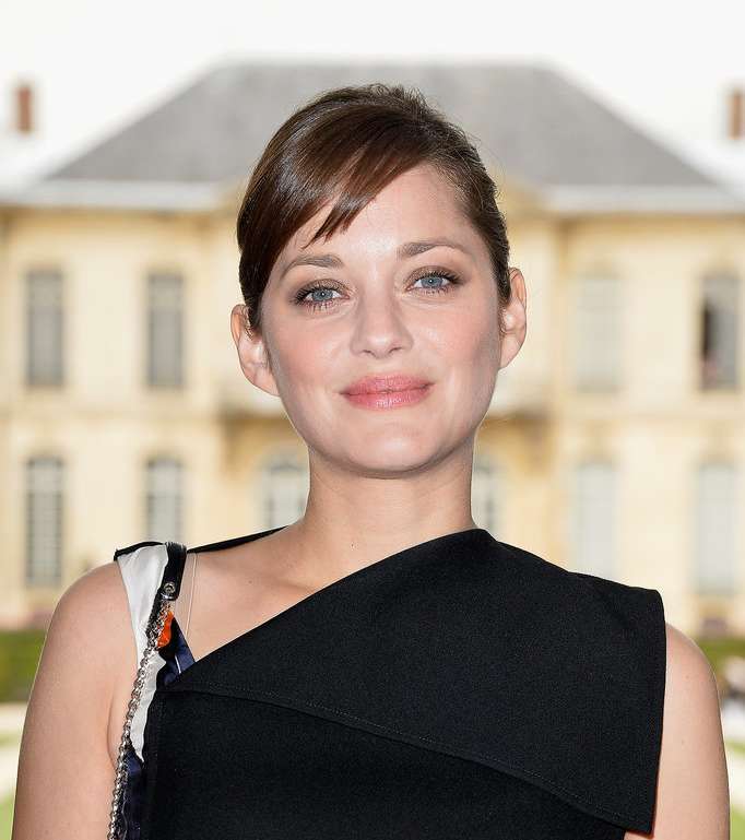 إطلالة ناعمة لماريون كوتيارد في عرض Dior 