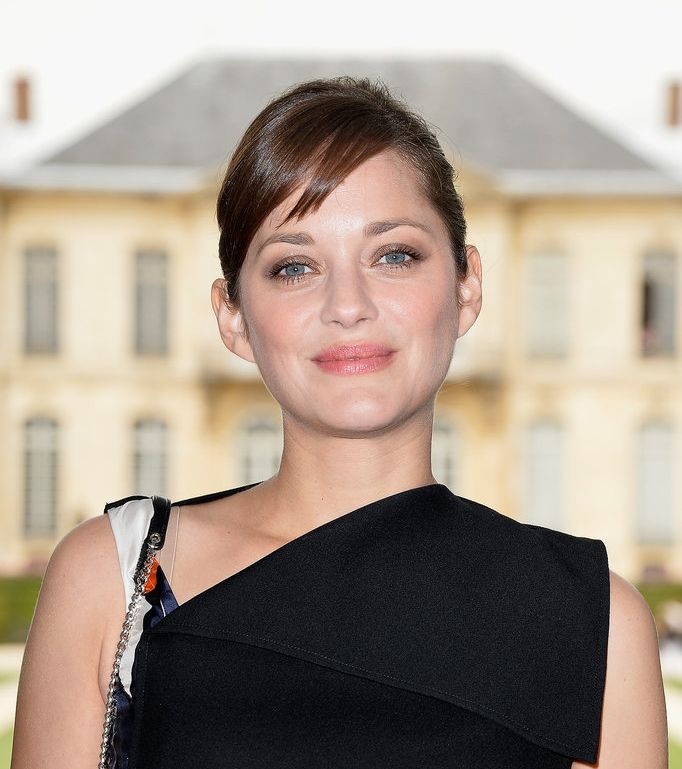 إطلالة ناعمة لماريون كوتيارد في عرض Dior 