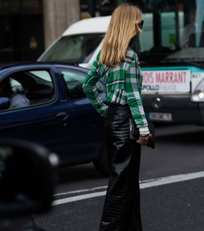 موضة الكنزة المقطعة بالمربعات في شوارع باريس في اليوم السادس من أسبوع الموضة