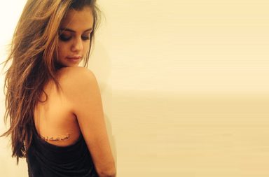 سيلينا غوميز تنقش التاتو باللغة العربية