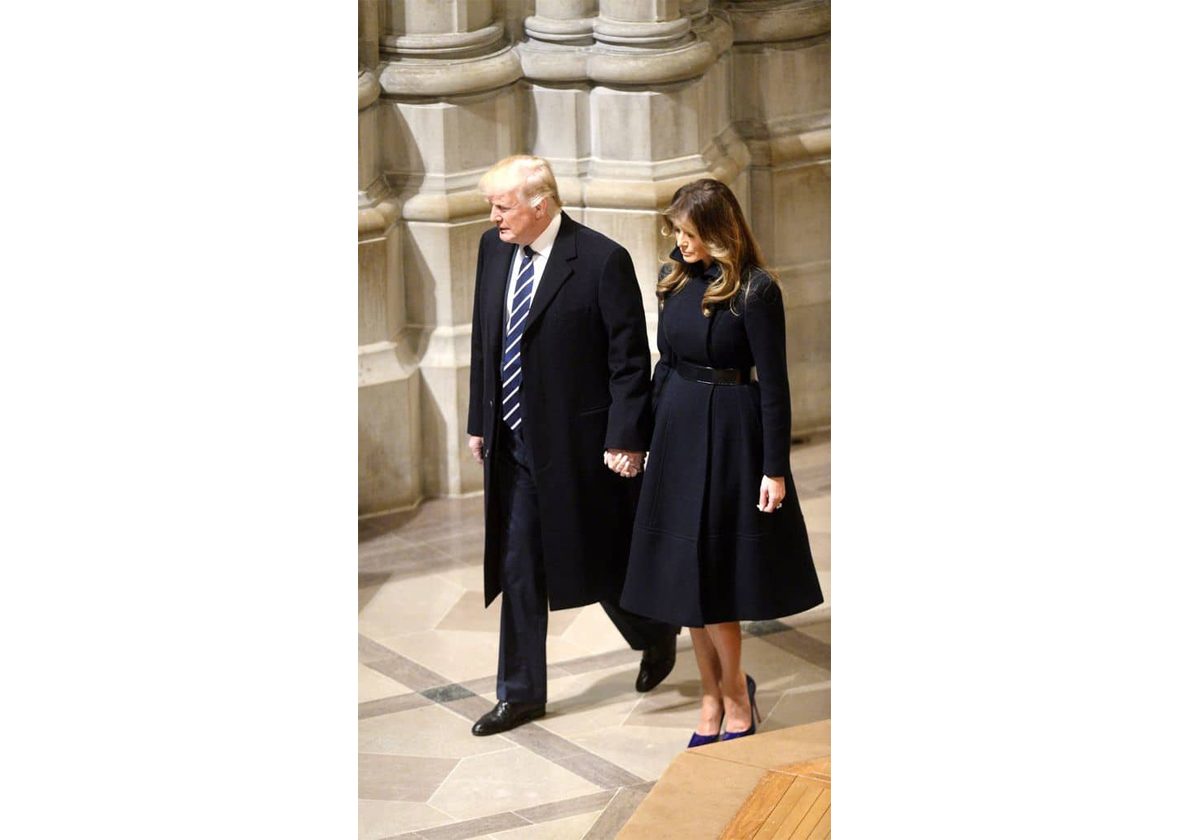 ميلانيا ترامب بفستان اسود بشكل المعطف خلال اطلالتها الاولى بعد يوم تنصيب زوجها رئيسا