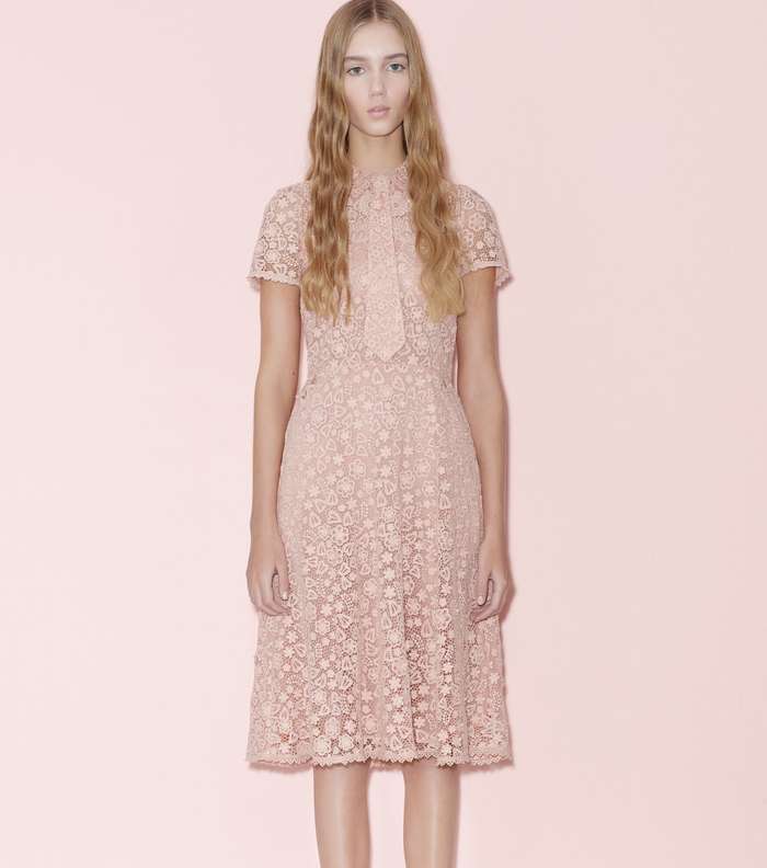 موضة فساتين الدانتيل من مجموعة Red Valentino Pre Fall 2016