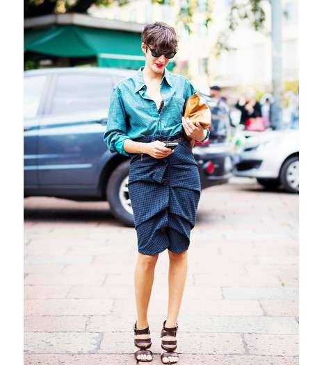 من أبرز طرق ارتداء القميص بأزياء، أن ترتديه مع التنورة بالقصّة المستقيمة