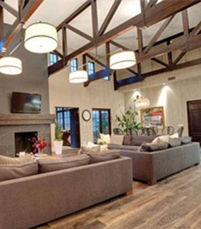 كنبتان كبيرتان على شكل زاوية تعانقان الموقدة 