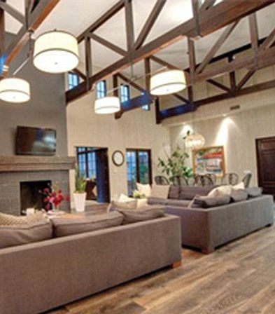 كنبتان كبيرتان على شكل زاوية تعانقان الموقدة 