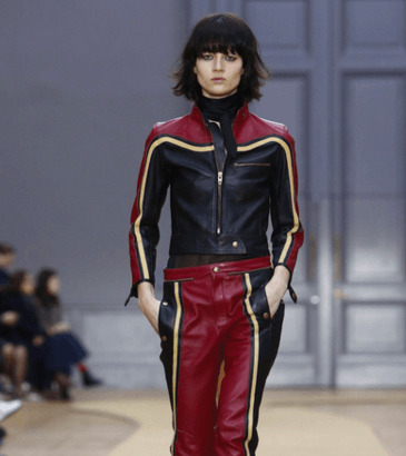 موضة السروال الجلدي المقلم على الجانبين مع السترة الجلدية القصيرة بالنقشة ذاها من كلوي لشتاء 2017